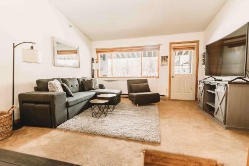 Ein Sitzbereich in der Unterkunft Sunday River Ski In Ski Out Mountain View Condo with Hot Tub Pool and Sauna!
