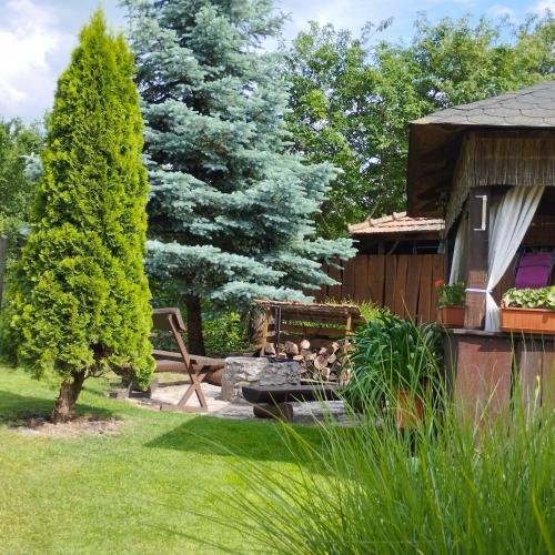 Un jardín fuera de Bóbita Apartmanház