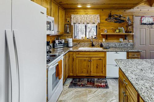 Η κουζίνα ή μικρή κουζίνα στο Game & Gather Getaway