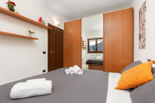 a bedroom with a bed with two towels on it at Aprica favoloso con terrazzo wi-fi Netlix 4 ospiti comodi 3 minuti dalle piste -davvero comodo in Aprica