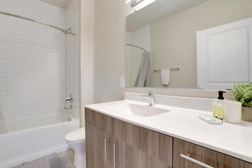 Ένα μπάνιο στο Spacious Apartment w Natural Lights to Enjoy the Landscape