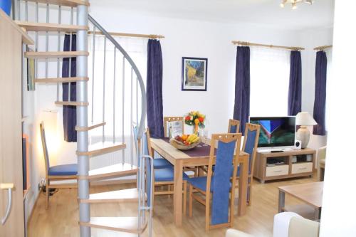 a kitchen and dining room with a table and chairs at Schöne Ferienwohnung In Daun Mit Garten in Daun