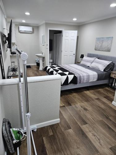 クリーブランドにあるThe Urban Oasisのベッドルーム1室(ベッド1台、カメラ付きデスク付)