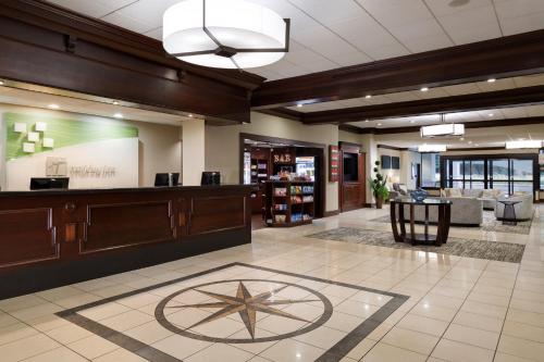 阿林顿Holiday Inn National Airport/Crystal City by IHG的医院的大厅,地板上有一星星
