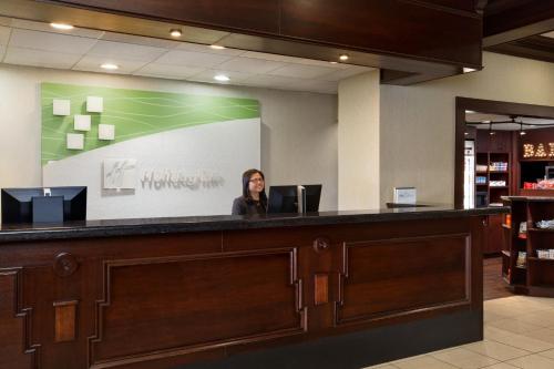 阿林顿Holiday Inn National Airport/Crystal City by IHG的坐在等候室酒吧的女人