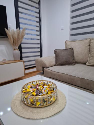 un soggiorno con un cesto di frutta su un tavolo di Gala Lux Lazarevac a Lazarevac