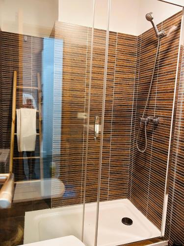 a bathroom with a shower with a glass door at Estudio Casa Palacio 2Pax wifi gratis in Sanlúcar de Barrameda