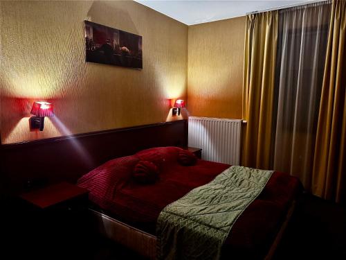 una camera da letto con un letto con due lampade sopra di Silver Marina Apartment-Őrzött mélygarázs a Balatonfüred