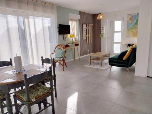 Μια τηλεόραση ή/και κέντρο ψυχαγωγίας στο Maison Les Blés d'Or, plain-pied, Wi-Fi, parking privé