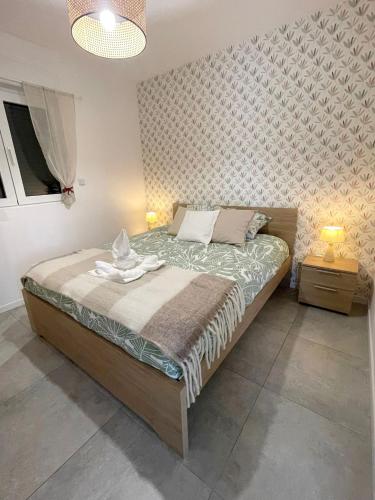 une chambre avec un lit avec deux lampes dessus dans l'établissement Maison Les Blés d'Or, plain-pied, Wi-Fi, parking privé, à Hem-Lenglet