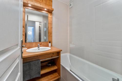 une salle de bain avec un lavabo, un miroir et une baignoire dans l'établissement Résidence Le Balcon Des Airelles - Appartement calme au cœur des Orres 1800 MAE-4074, aux Orres