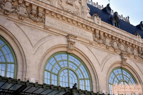 a building with a sign on the side of it at La Suite en Rose - Spa - Lyon Centre Brotteaux in Lyon