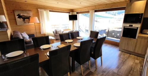 Un comedor con mesa y sillas en Résidence Cry De Lys - Appartement entièrement rénové, au pied des pistes MAE-8451, en Les Gets
