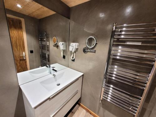 un bagno con lavandino e doccia di Résidence Cry De Lys - Appartement entièrement rénové, au pied des pistes MAE-8481 a Les Gets