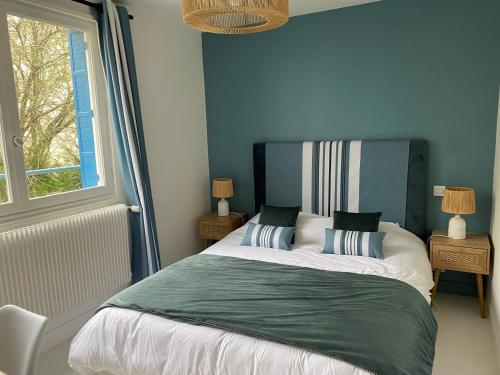 - une chambre avec un lit avec deux oreillers et une fenêtre dans l'établissement Les Hirondelles de Trouville, à Trouville-sur-Mer