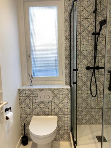 une salle de bain avec toilettes et douche dans l'établissement Les Hirondelles de Trouville, à Trouville-sur-Mer