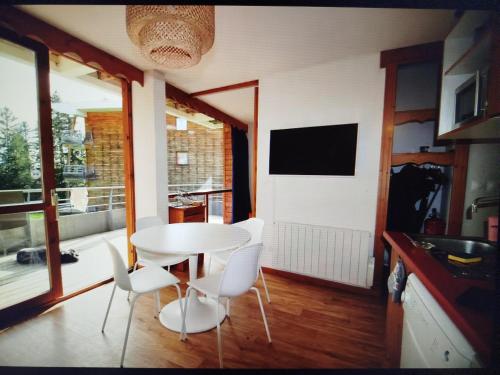 Kuchyň nebo kuchyňský kout v ubytování Appartement 2 chambres au pied des pistes et de l'école ESF