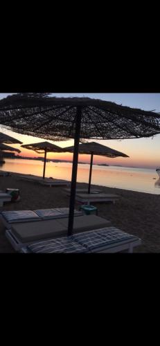 Η ανατολή ή δύση του ηλίου όπως φαίνεται από αυτό το ξενοδοχείο ή από εκεί κοντά