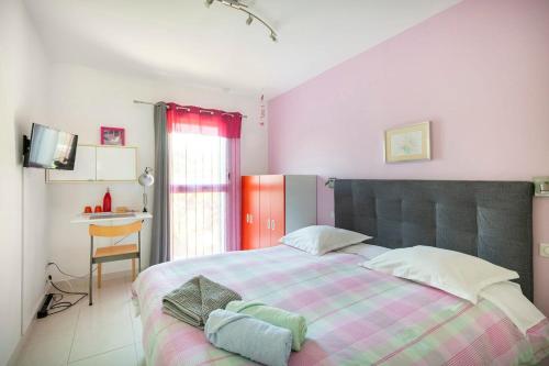 une chambre avec un grand lit et un bureau dans l'établissement Logement 2 chambres tout confort Nimes, à Nîmes