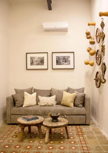 a living room with a couch and a table at Casa Santa Ana Centro Mérida in Mérida