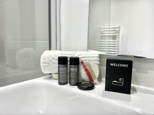 - un lavabo dans la salle de bains avec 2 produits dans l'établissement L'Escapade - Charmant studio au cœur du village, à Saint-Maximin-la-Sainte-Baume