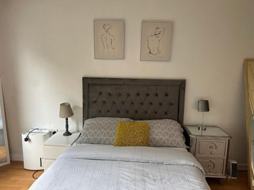 Charming 1BDR Serviced Condo! 4 guests Pool n Free parking房間的床