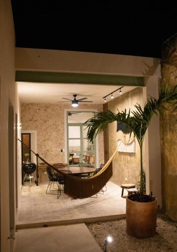 a living room with a table and a dining room at Casa Santa Ana Centro Mérida in Mérida