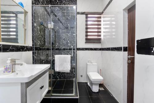 Koupelna v ubytování Fully Furnished 4 Bedroom Shortlet Apartment in Orchid Road, Lekki with Constant Power