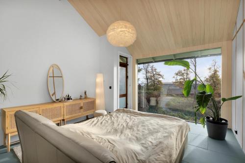 une chambre avec un lit et une grande fenêtre dans l'établissement Fjord Nest By Stavanger BnB 29, à Stavanger