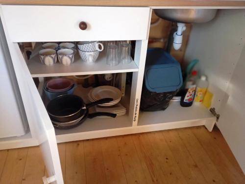 d'un meuble de cuisine avec de la vaisselle et des ustensiles. dans l'établissement Les Chalets de Parly, à Parly