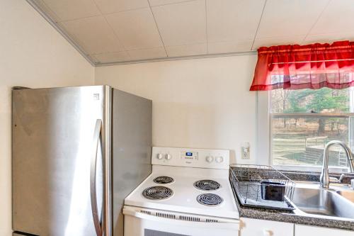 Η κουζίνα ή μικρή κουζίνα στο Quiet Country Living Farmhouse Apt Near Hudson!