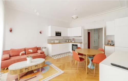un salon avec un canapé et une table dans l'établissement Appartement 50 m² lumineux et refait à neuf, à Paris