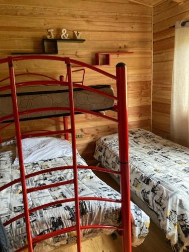 a room with two bunk beds in a cabin at Cabaña en panguipulli in Tracalpulli