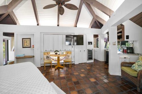 Una cocina o cocineta en Treehouse Private Village at Barnacle Resort