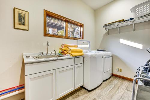 lavadero con fregadero y lavadora en Waterfront Home with Boat Dock and Deck in Storm Lake!, en Storm Lake