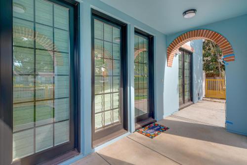 Φωτογραφία από το άλμπουμ του 1 Mi to Rose Bowl Pasadena Home with Fenced Yard! στην Πασαντίνα