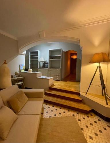 un salon avec un canapé et une table dans l'établissement Casa amore, cœur de ville, à Carcassonne