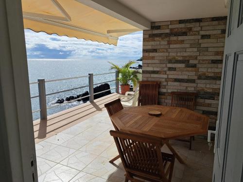 Un comedor con mesa y vista al mar. en Mô Kay, en Fort-de-France
