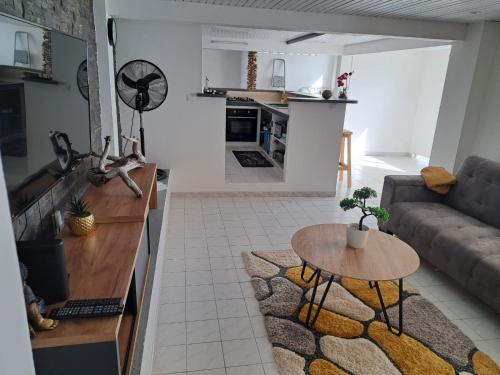 una sala de estar con un sofá y una mesa en Mô Kay, en Fort-de-France