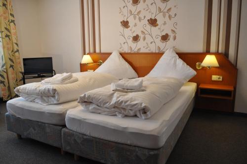 Ένα ή περισσότερα κρεβάτια σε δωμάτιο στο Hotel Engel Altenau