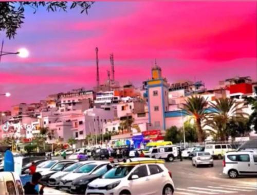 Nespecifikovaný výhled na destinaci Taghazout nebo výhled na město při pohledu z apartmánu