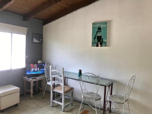 Magos al sur vintage في سان كارلوس دي باريلوتشي: غرفة بها مكتب مع كراسي وكمبيوتر