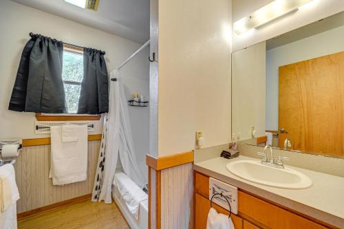 Bilik mandi di Pet-Friendly Hill Country Retreat with Deck!