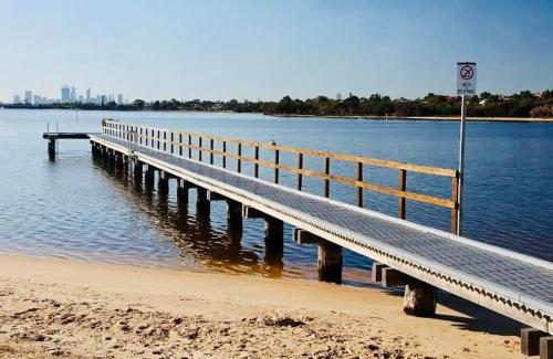 Imagen de la galería de Long Term Stay FiFO Queen Size Bedroom Near Sawn River City Fremantle University, en Perth
