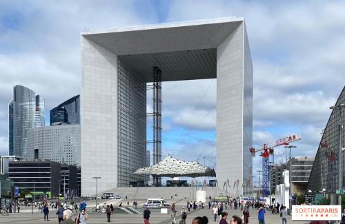 a large white building with people walking in a city at Le Cocon Autonome - A 10 min de Paris in Houilles