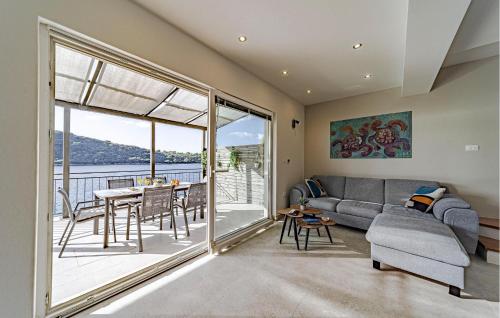 una sala de estar con un sofá y una mesa en Nice Home In Karbuni With Wifi, en Brnistrova