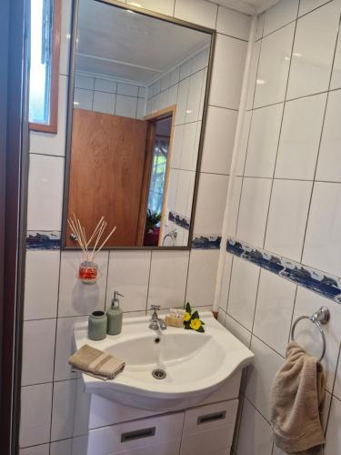 Ein Badezimmer in der Unterkunft Hostal Makohe Rapa Nui