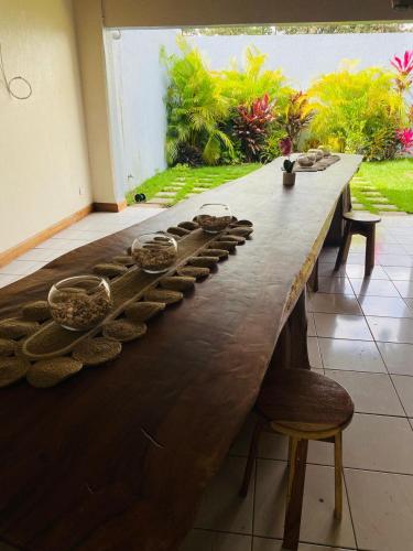 a long wooden table with bowls on top of it at Casa 1856- cómodas habitaciones en el Centro de Alajuela in Alajuela City