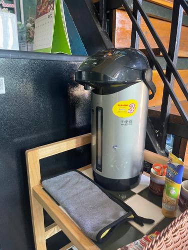 a tea kettle sitting on top of a table at ระเบียงเลเกาะลิบง โฮมสเตย์ in Ko Libong
