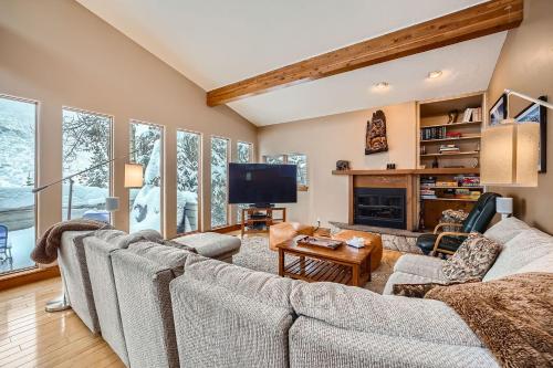 ベールにある2997 Basingdale homeのソファとテレビのあるリビングルーム